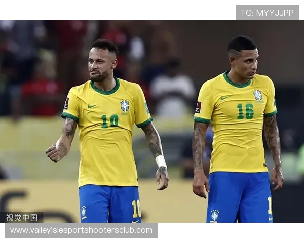 维尼修斯与女友甜蜜秀恩爱 内马尔调侃小男孩超爱她